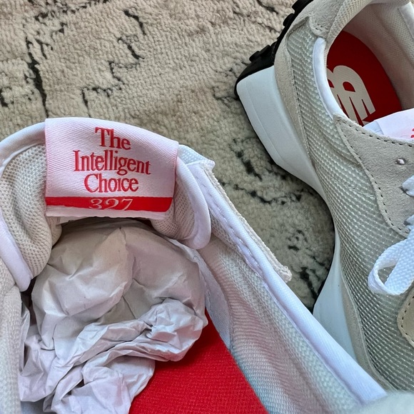 *SOLD* NWT New Balance 327 RARE Colour - Picture 5 of 9